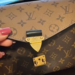 Reverse Monogram Pochette Metis
